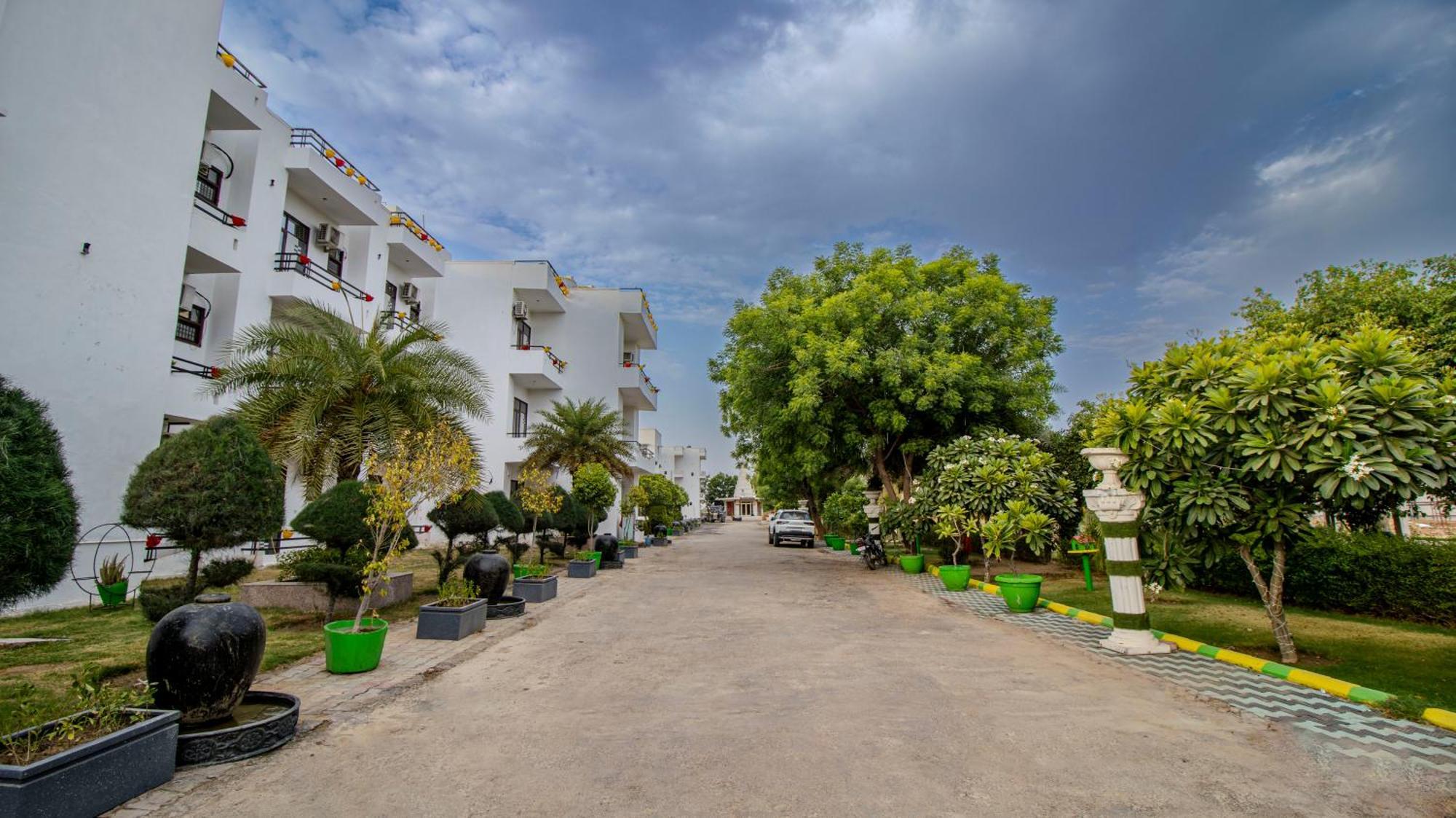 Elegance Resort Vrindāvan Esterno foto