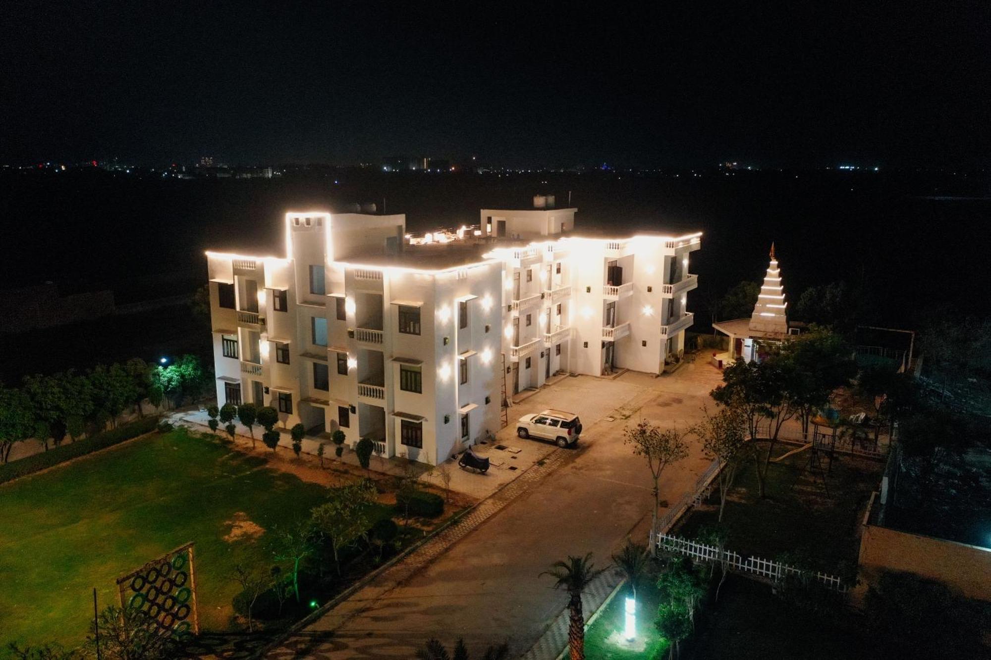 Elegance Resort Vrindāvan Esterno foto